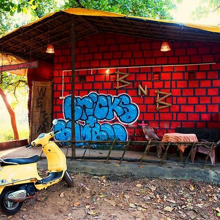Bricks And Bamboo Hostel Anjuna Exteriör bild
