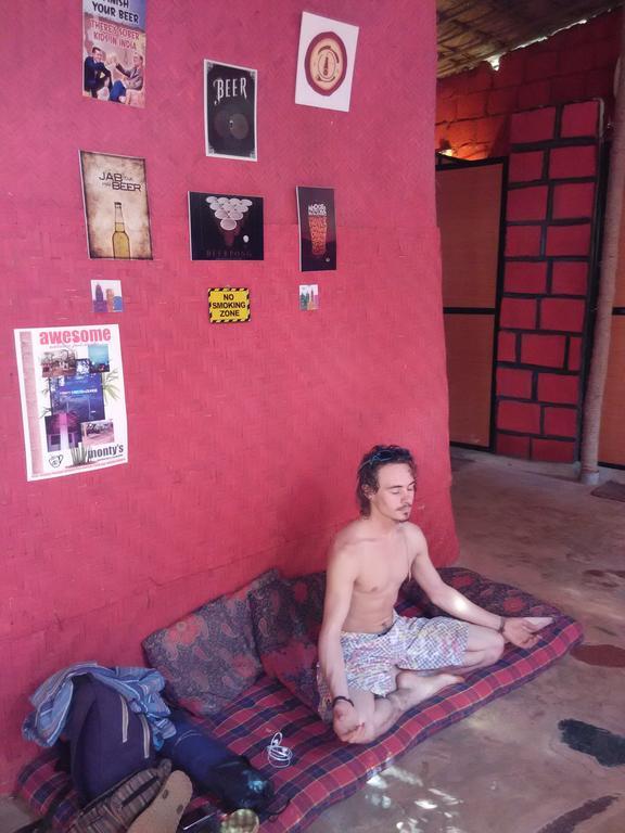 Bricks And Bamboo Hostel Anjuna Exteriör bild