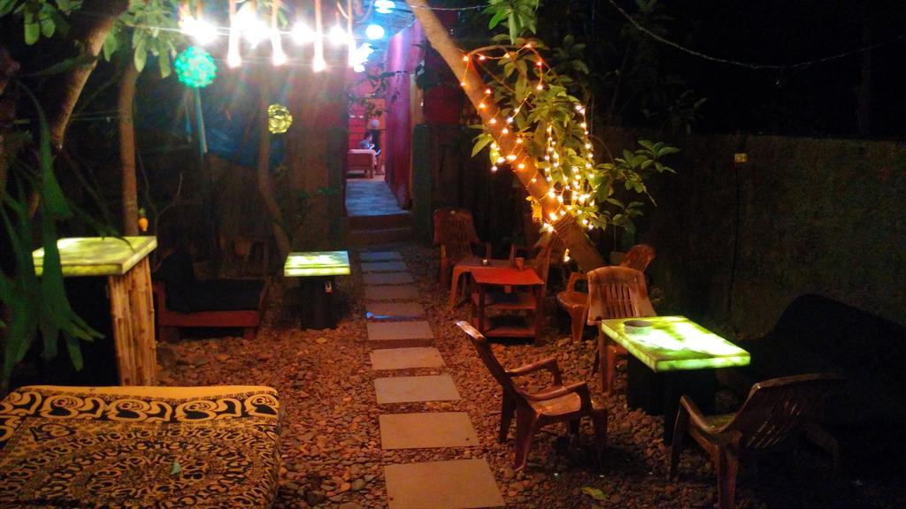 Bricks And Bamboo Hostel Anjuna Exteriör bild