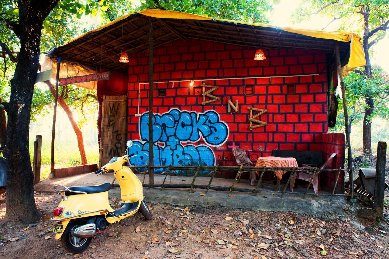 Bricks And Bamboo Hostel Anjuna Exteriör bild
