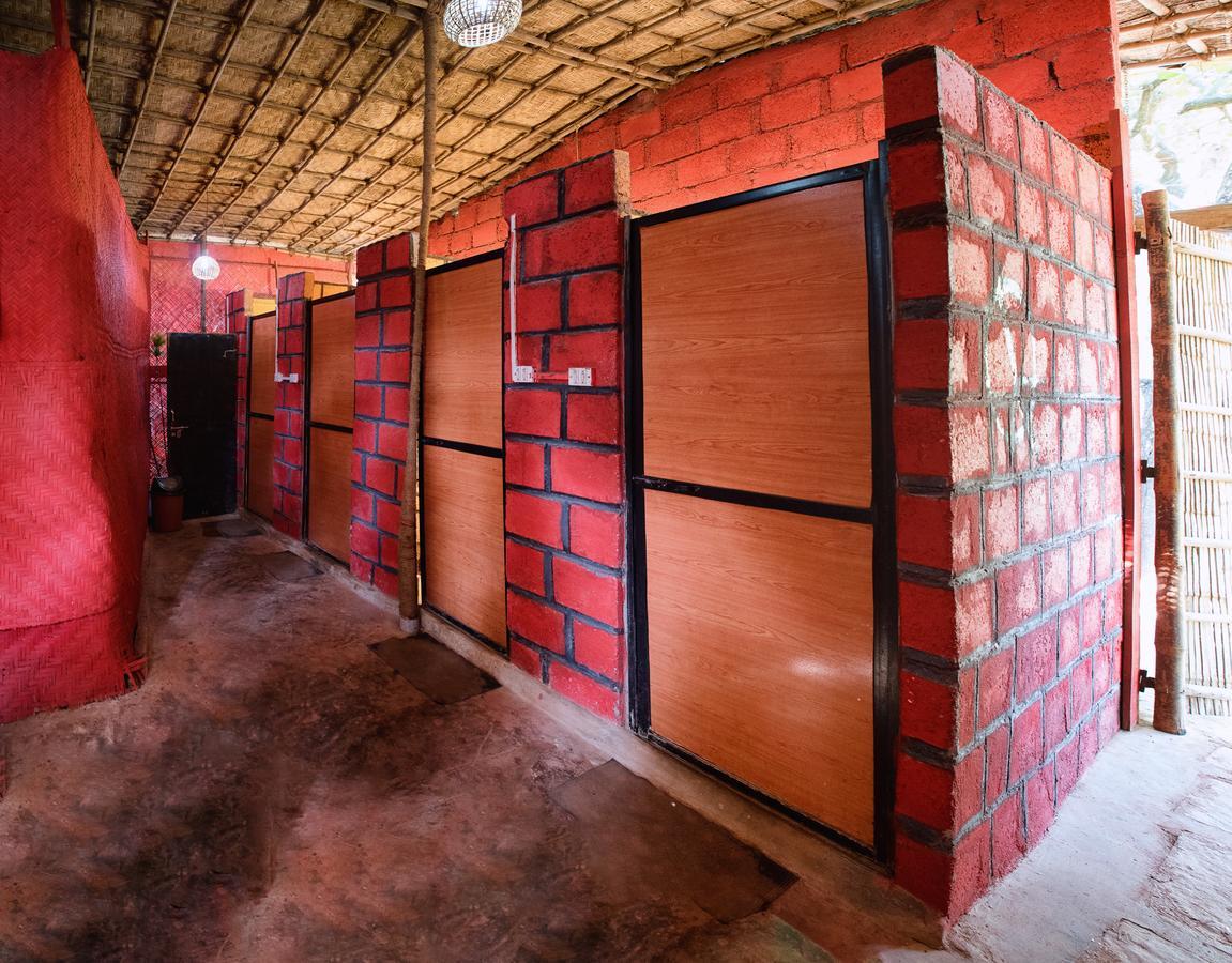 Bricks And Bamboo Hostel Anjuna Exteriör bild