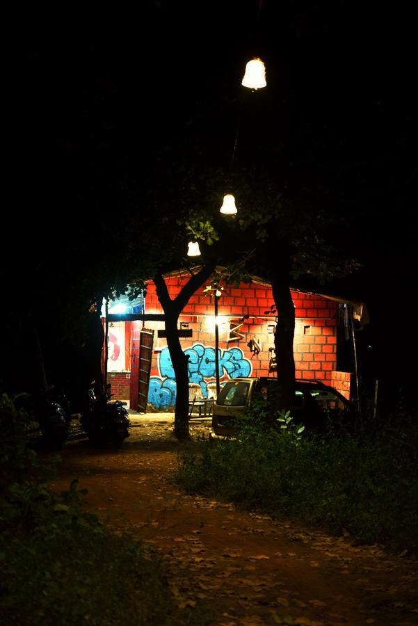 Bricks And Bamboo Hostel Anjuna Exteriör bild